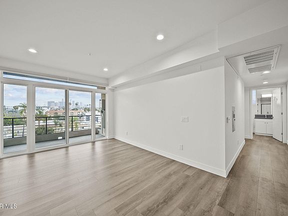 2nd image of 900 S Kenmore Ave #504