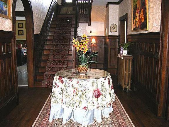 Large, welcoming foyer!