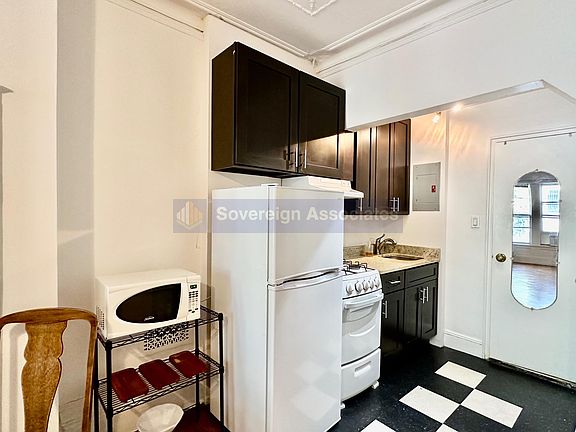 4th image of 309 W 107th St #4R