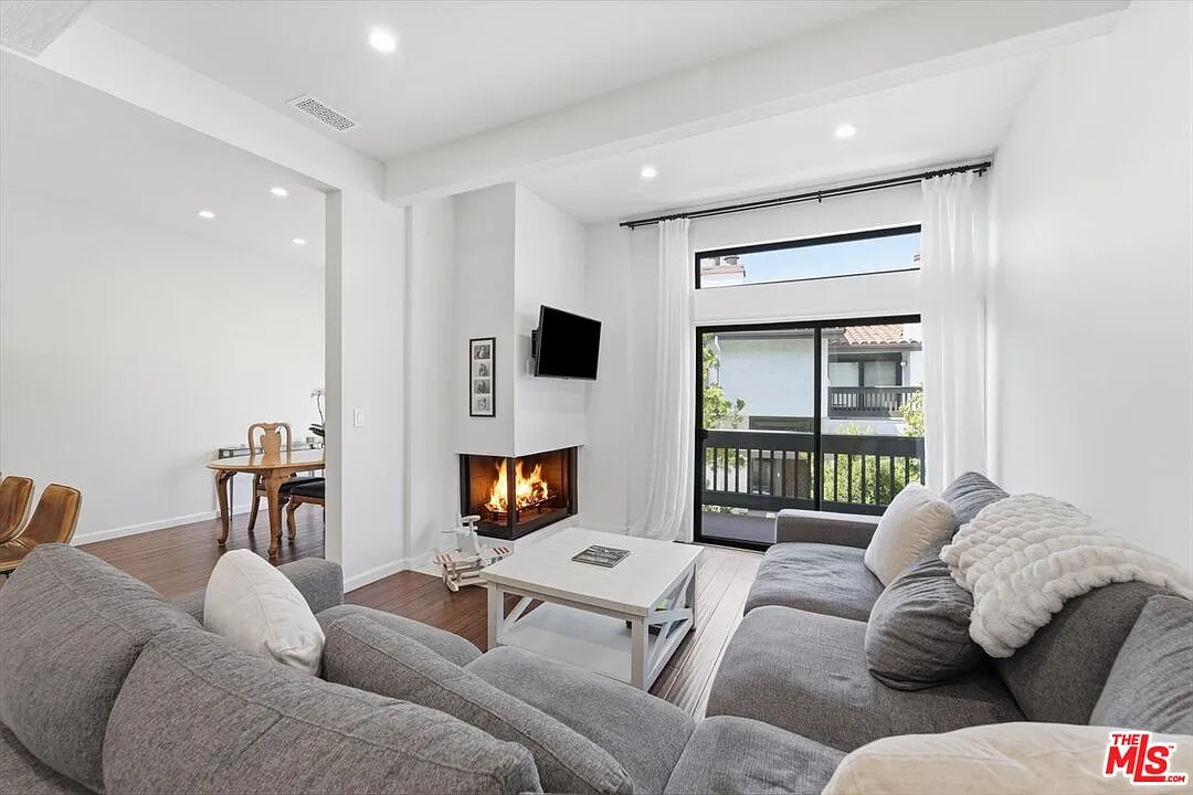 3 bed, 4.0 bath, 2435 sqft, $9,000 — Photo 3