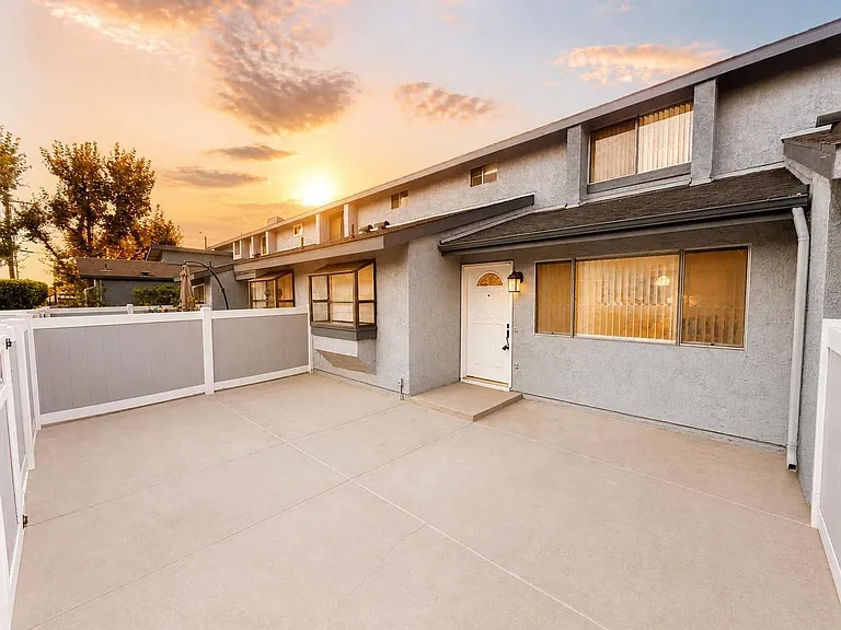 900 W Sierra Madre Ave #17 — Photo 2