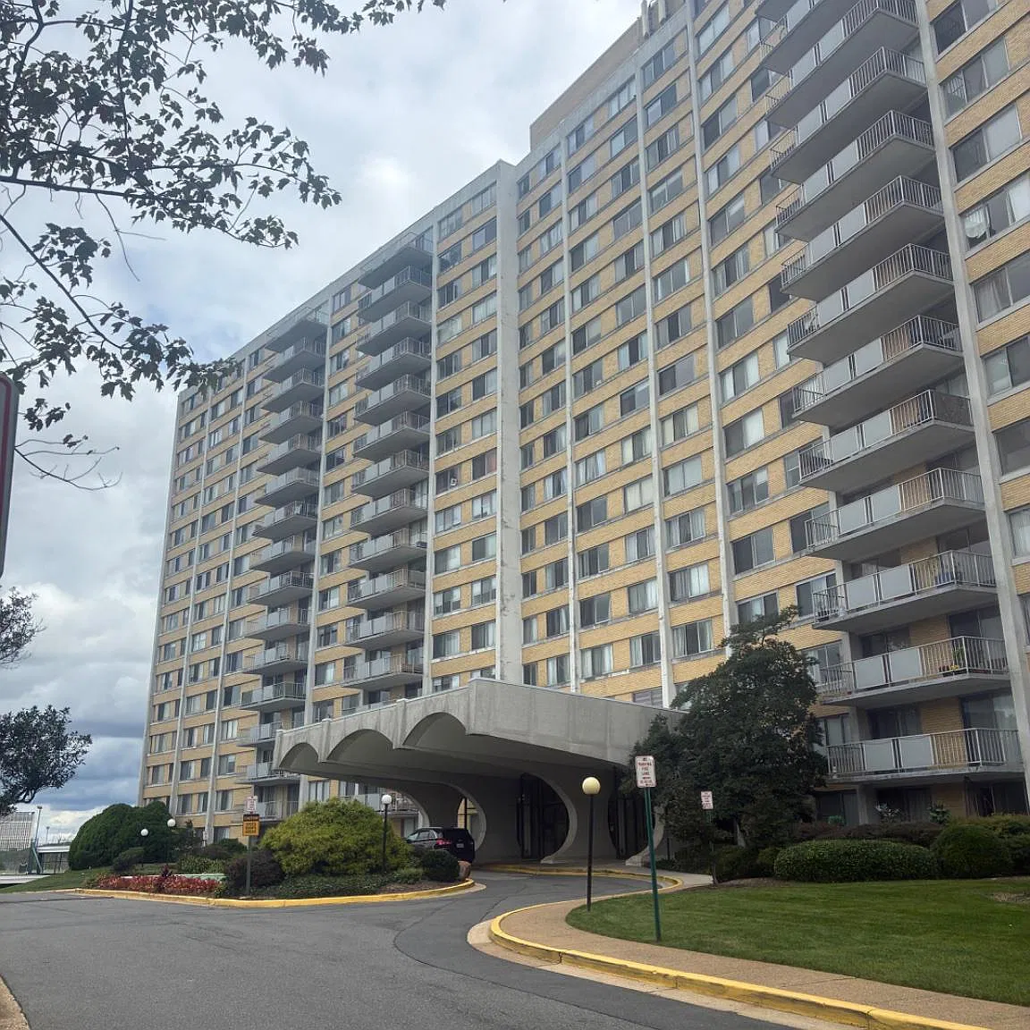 1 bed, 1.5 bath, 943 sqft, $1,900 — Photo 2