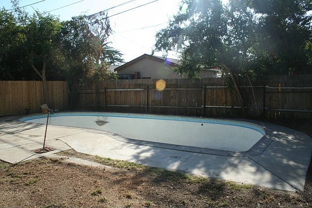 2nd image of 1631 N Buena Vista St