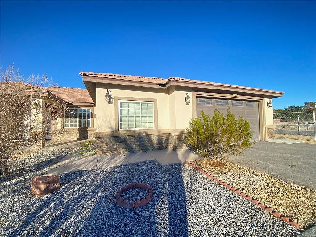 4 bed, 2.0 bath, 2115 sqft, $2,000 — Photo 2