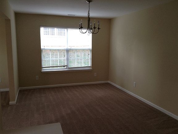 4th image of 709 Weeping Willow Dr