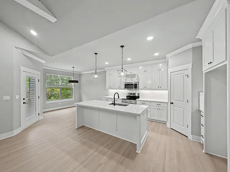 64 Islay Dr — Photo 5