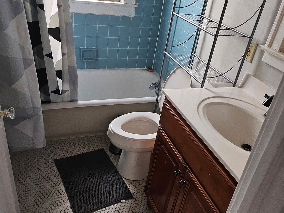 2nd image of 1975 Richmond Dr APT 4