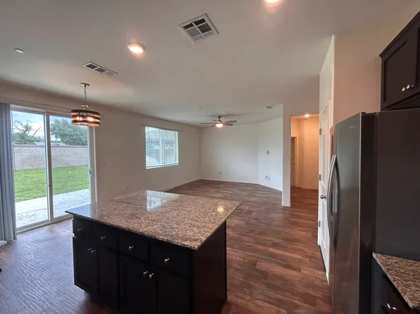 1296 Sparrow Dr, Hanford, CA 93230