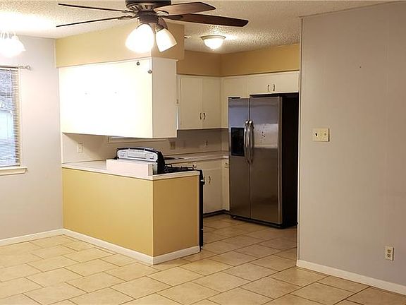 2nd image of 900 E Austin Ave #B