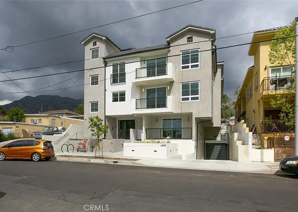 10218 Fernglen Ave #101