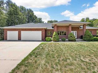 2717 Royal Oaks Dr NW, Swisher, IA