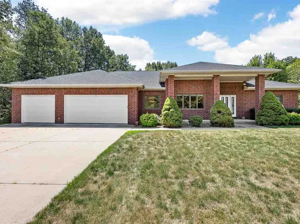 2717 Royal Oaks Dr NW, Swisher, IA 52338
