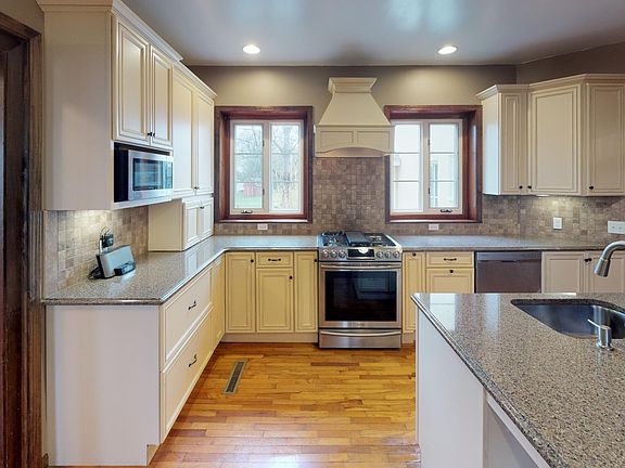 17051-16-Mile-Rd-Kitchen(3)