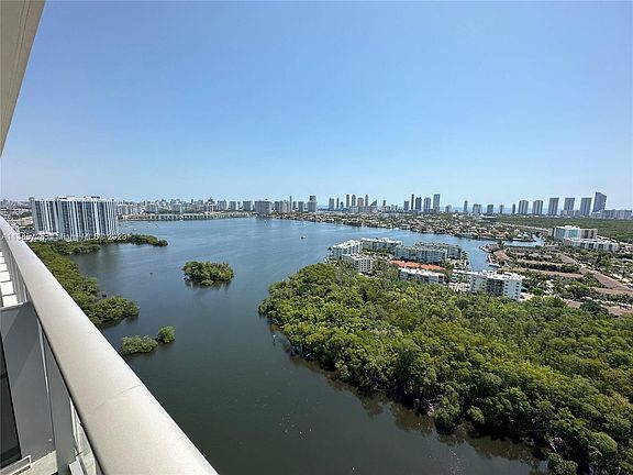 2nd image of 16385 Biscayne Blvd Unit 2716