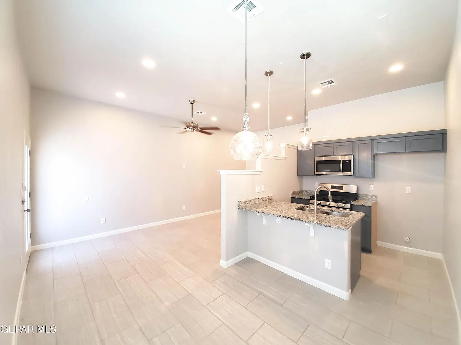 3 bed, 2.5 bath, 1348 sqft, $1,550 — Photo 3