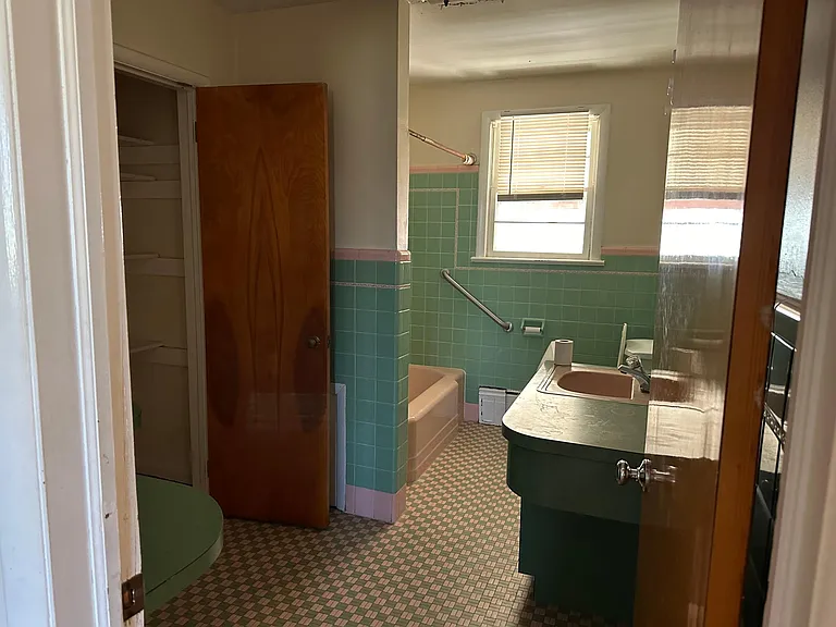 546 Burnside Ave — Photo 12