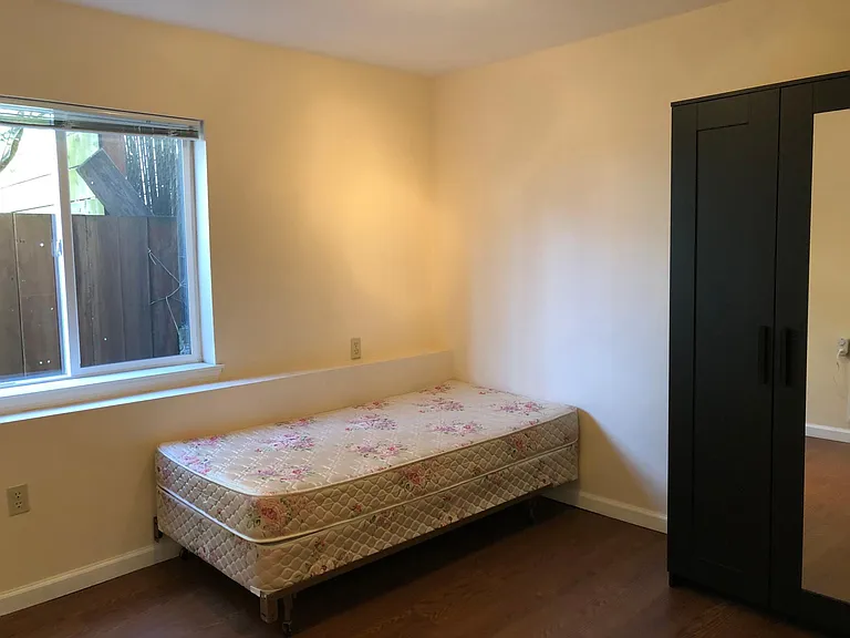 Bedroom #4: Twin Bed. Large Closet with Mirror.