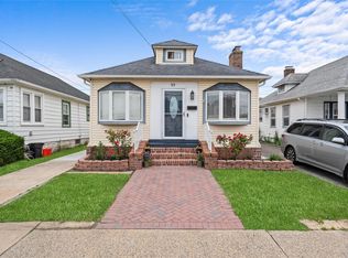 93 Island Pkwy, Island Park, NY 11558