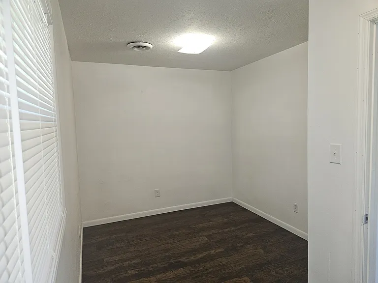 619 Berwick Dr — Photo 10