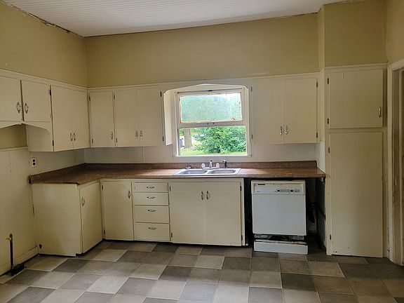 2nd image of 214 E Rose St