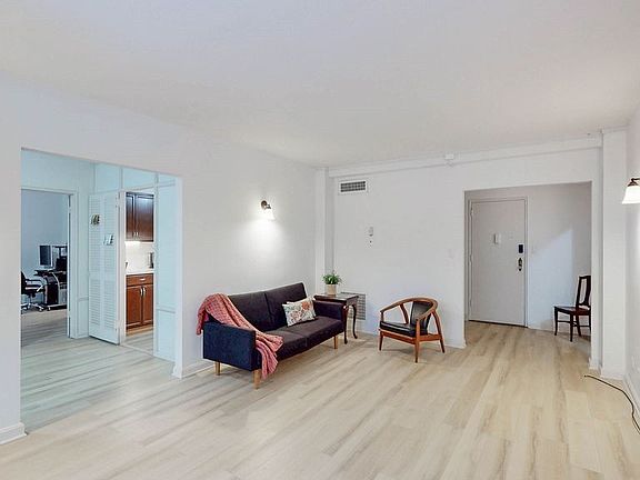 4th image of 13800 Fairhill Rd APT 203