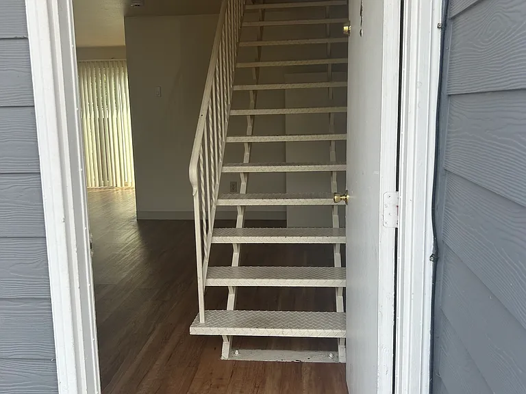 380 SW Tunison Ave #2-4 — Photo 4