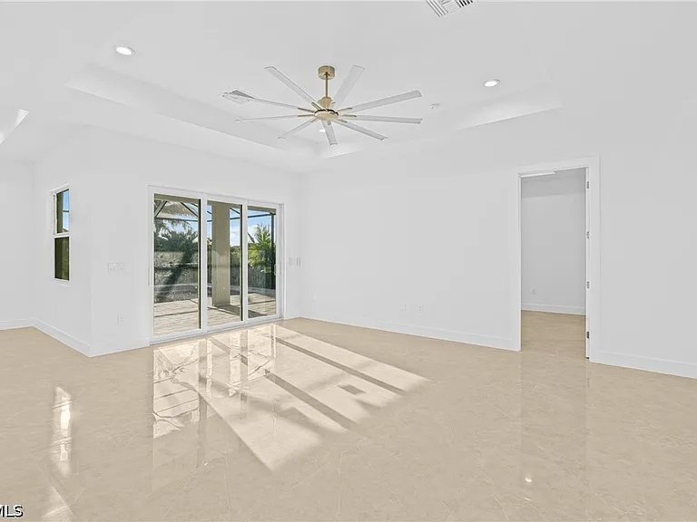 821 NW 37th Pl — Photo 11