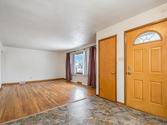 3rd image of 140 Manor Dr