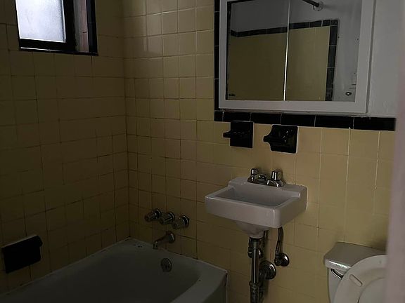 3rd image of 310 E 90th St APT 4C