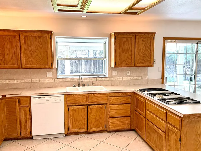 2335 N Douty St — Photo 8