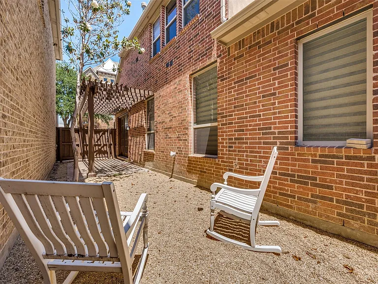 4068 Winsor Dr — Photo 20