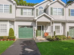 149 Willow Wood Dr, Oakdale, NY 11769