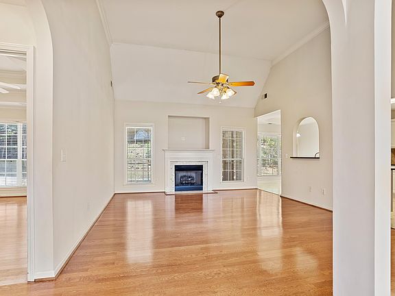 3rd image of 633 Camden Cove Ln