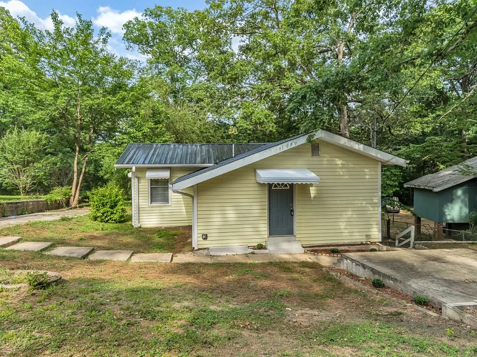 211 Lakeshore Cir