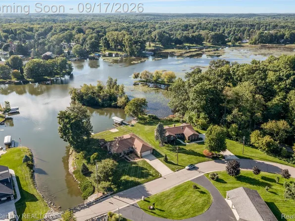 4071 Chevron Dr, Highland, MI 48356