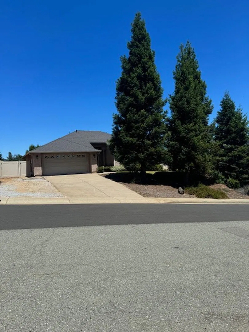 3 Bedroom Shasta Lake Home with Large Fenced Back Yard- Pets Considered — Photo 1