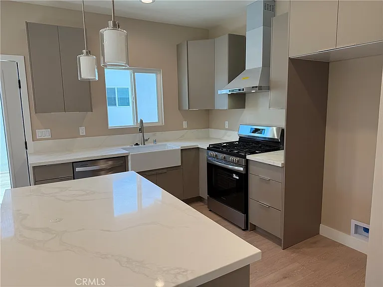1072 N Vinedo Ave — Photo 7