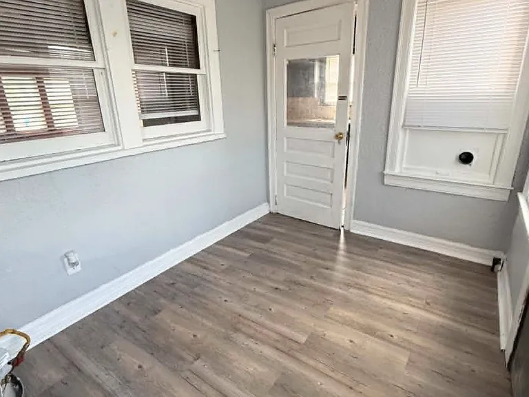 2433 NW 22nd St — Photo 3