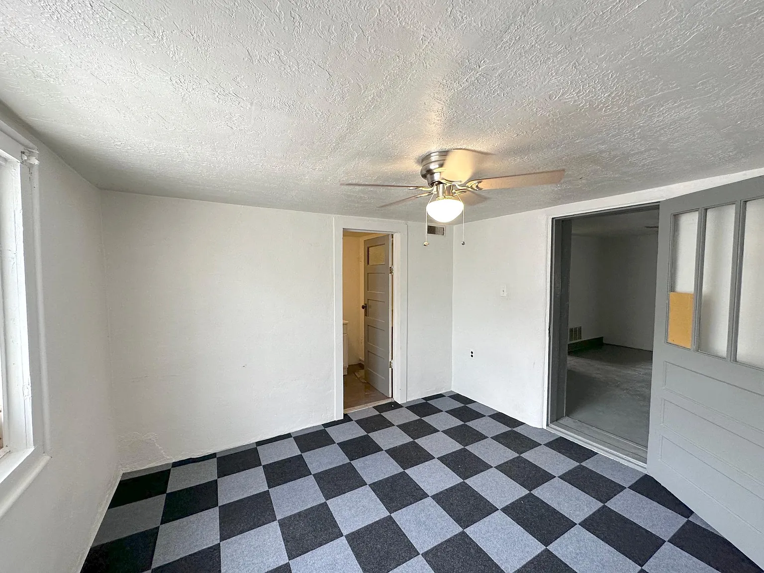 1 bed, 900 sqft, $1,075 — Photo 3