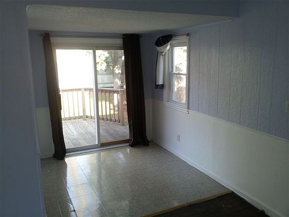 dinning area leading to deck