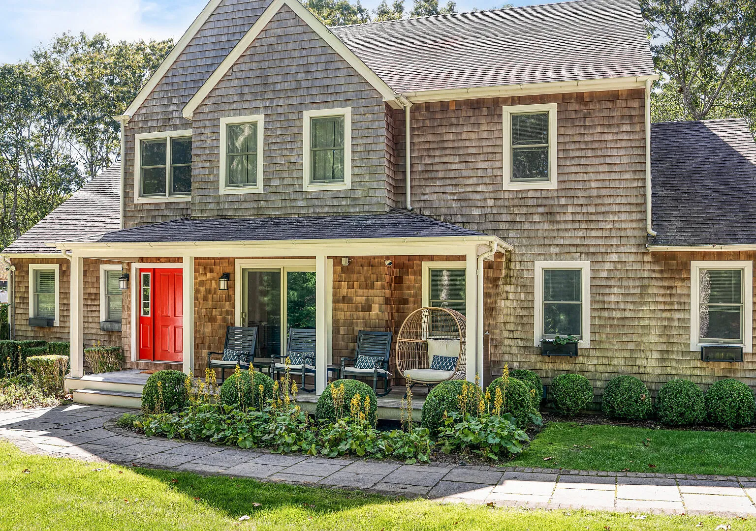Classic East Hampton Home, Close to Town and Beaches — Photo 3