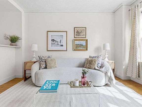 3rd image of 534 Beacon St APT 403