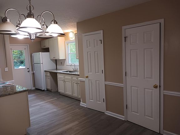 4th image of 506 Charleston Ln