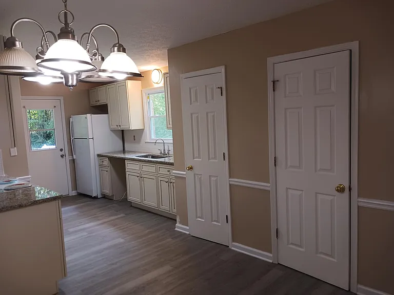 506 Charleston Ln — Photo 4