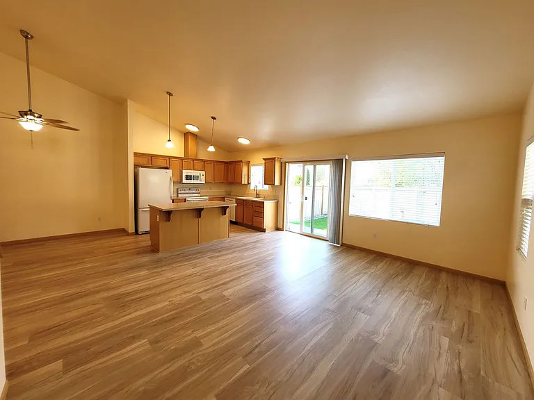 410 Holland Ave — Photo 16