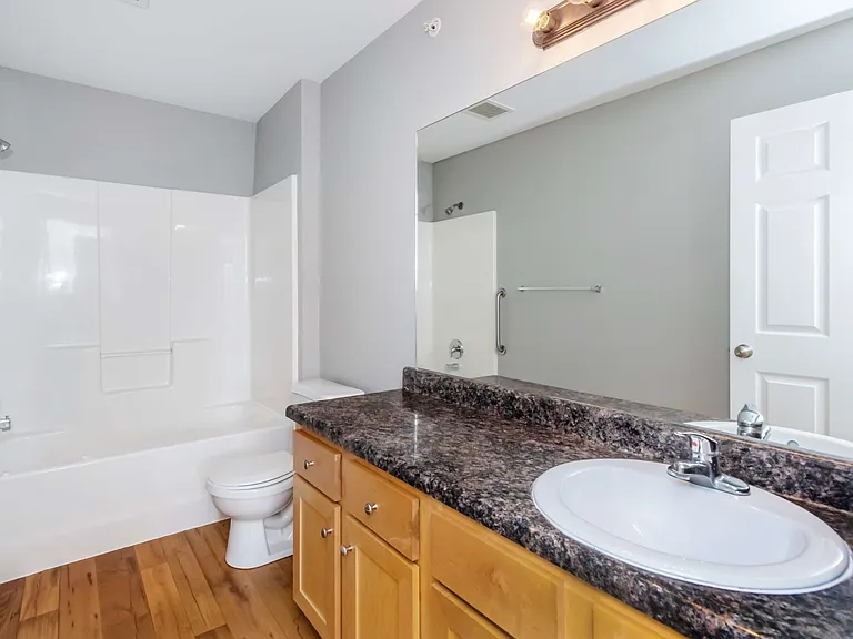 Hawthorn Suites 3 Bed 2 Bath Bathroom