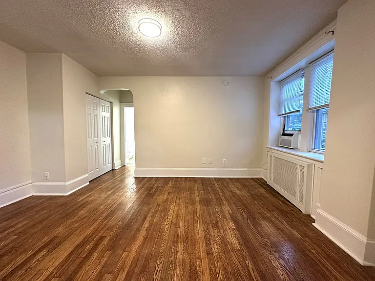 Queen Lane Manor — Photo 29