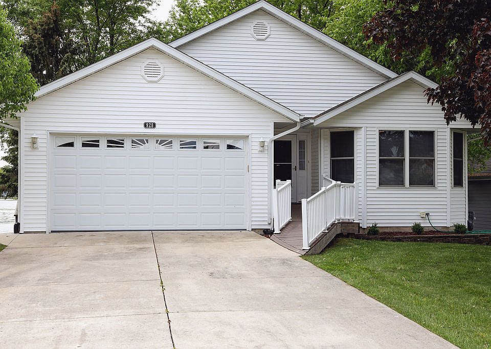 1st image of 928 Candlewick Dr NE
