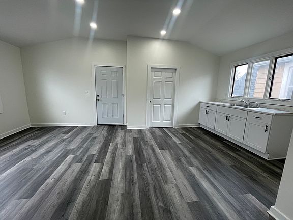 3rd image of 211 Sheffield Ave #2