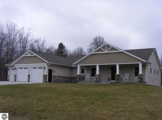 340 Sweetwater Dr, Cadillac, MI 49601